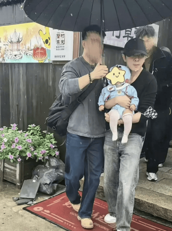 李佳琦直播辟谣有子传闻：中秋节旧闻何必再提
