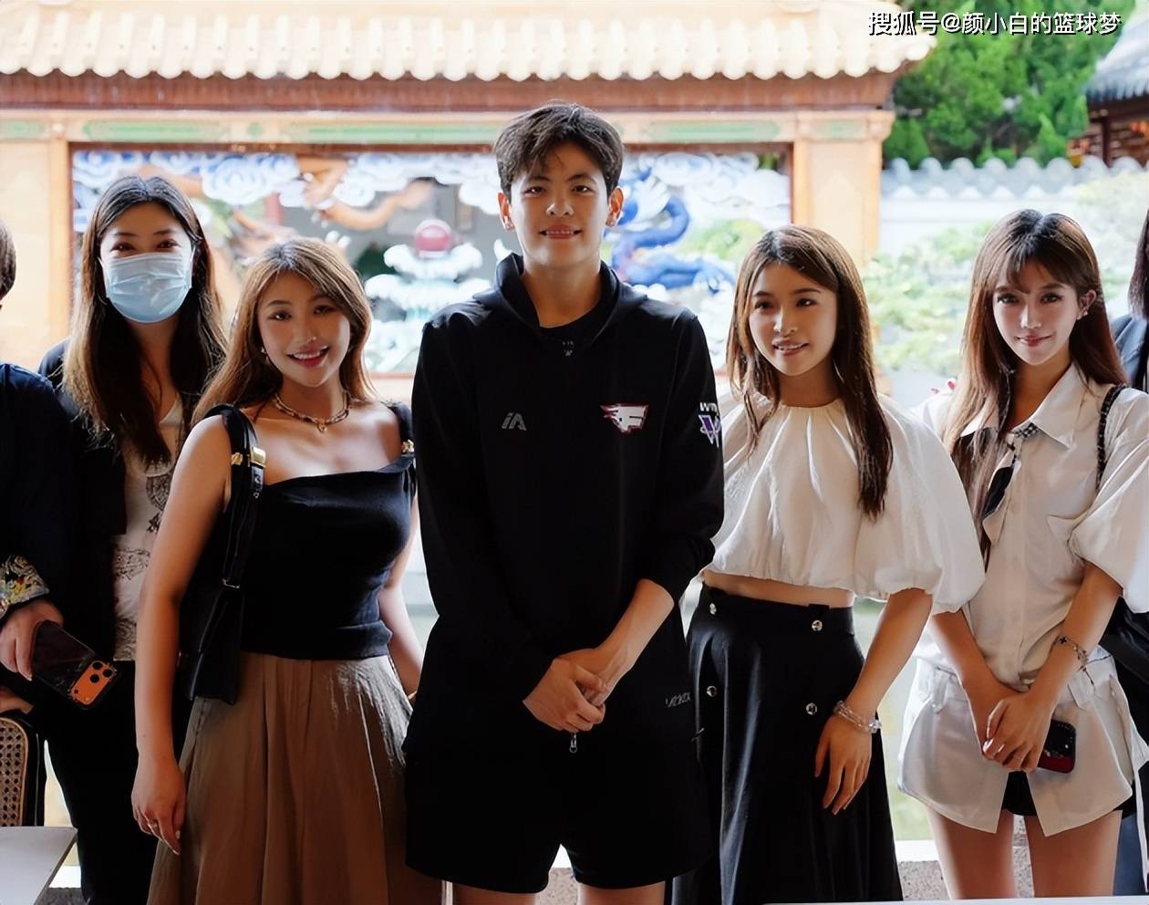 杨舒予亮相谊园！全英采访侧面透露目标WNBA 还与多位美女球迷合影