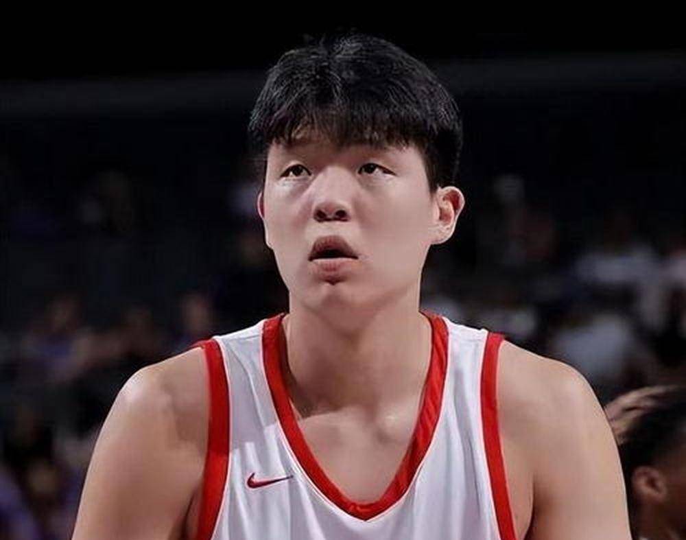 杨瀚森季前赛5投2中仅4分却打满末节，背靠背状态回落引质疑，别因一场就否定他