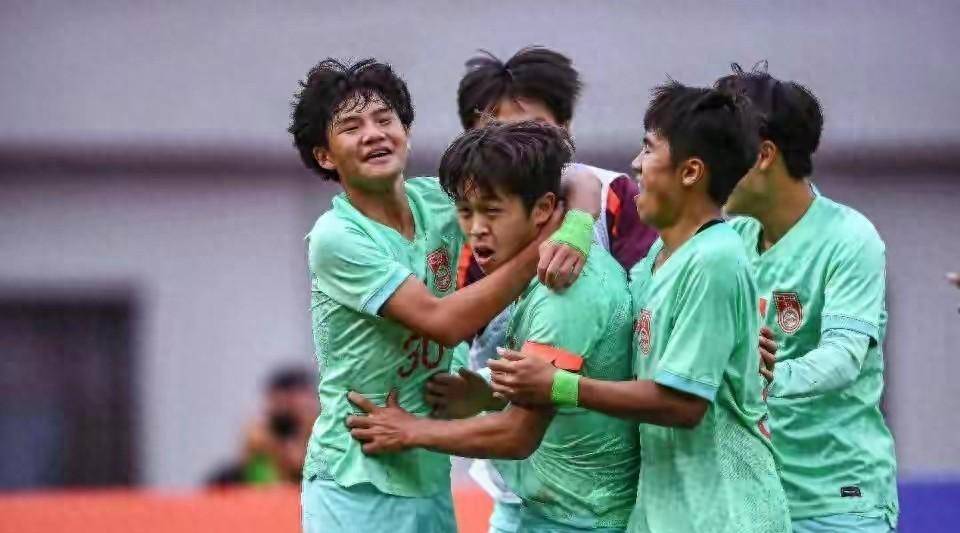 10.17日：2比0，U16国足力克卡塔尔拿下开门红，以小打大，他连过数人一条龙破门
