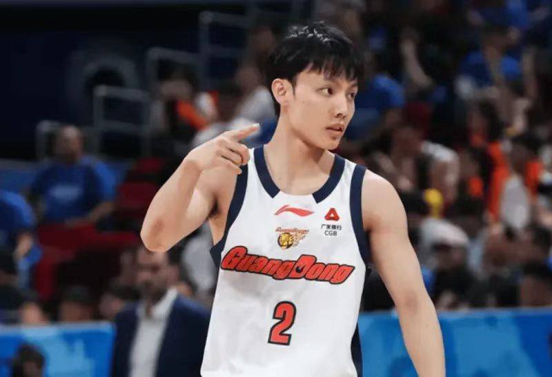 原创
            郭昊文轰23+2险胜广东！徐杰砍16分尽力，难耐杜润旺末节化身克莱
