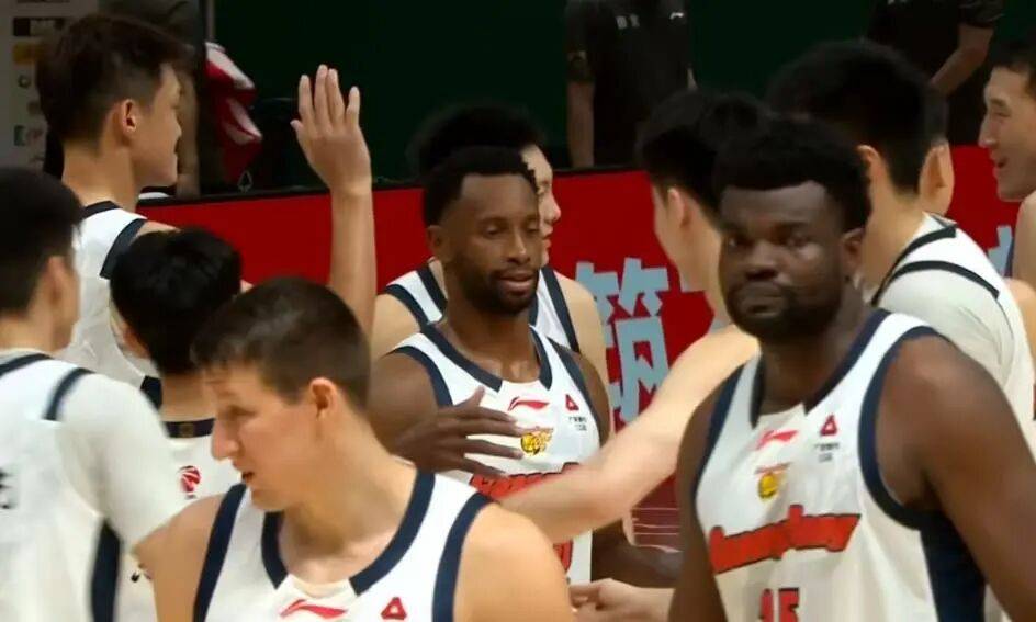 开门黑!广东男篮1分惜败不敌同曦,徐杰16+5弗格17+5+3,郭昊文23分