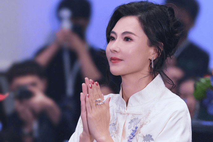 张柏芝畅谈育儿经 坦言带三娃轻松自如