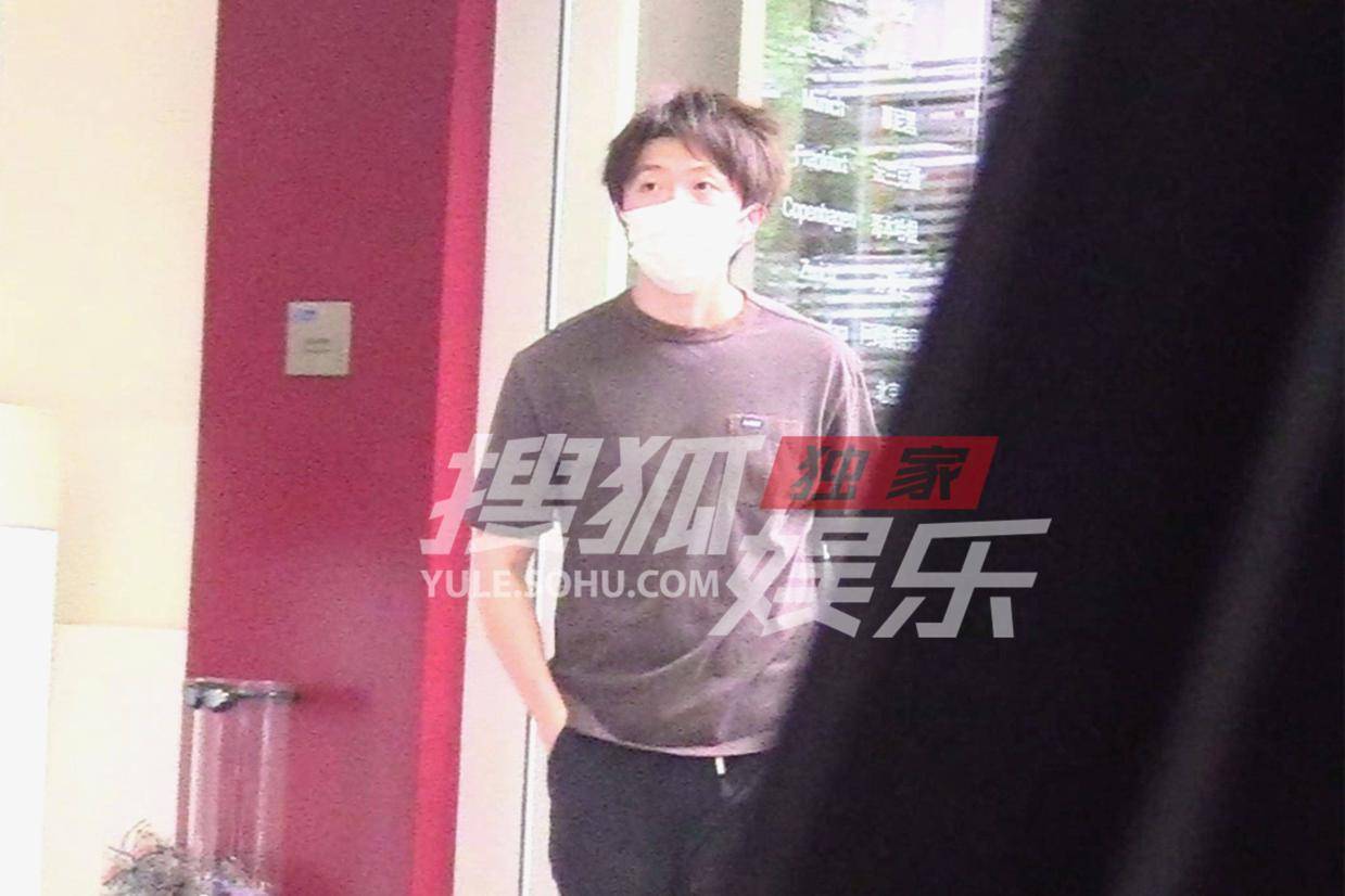 毛不易低调现身眼科诊所 软萌眼神融化粉丝心