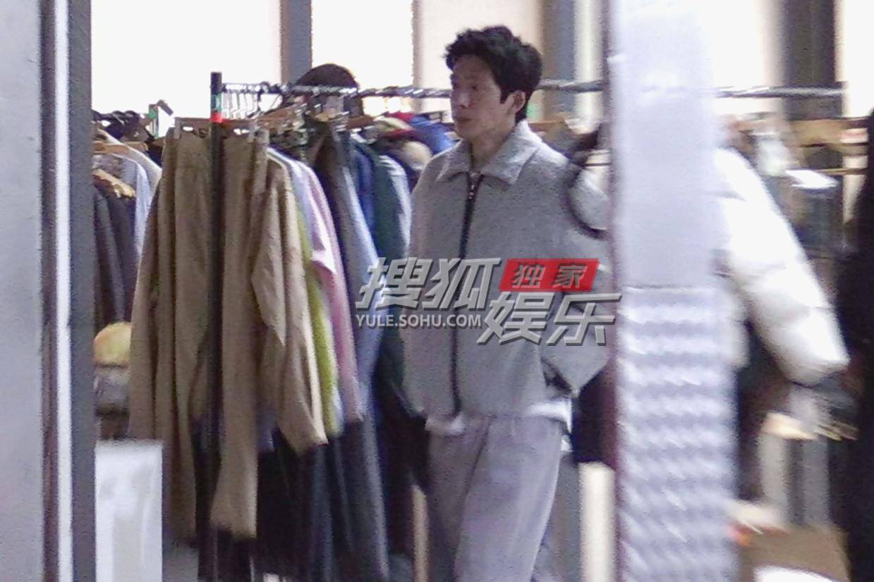 井柏然深夜工作结束匆忙离场 浅灰色套装简约又保暖