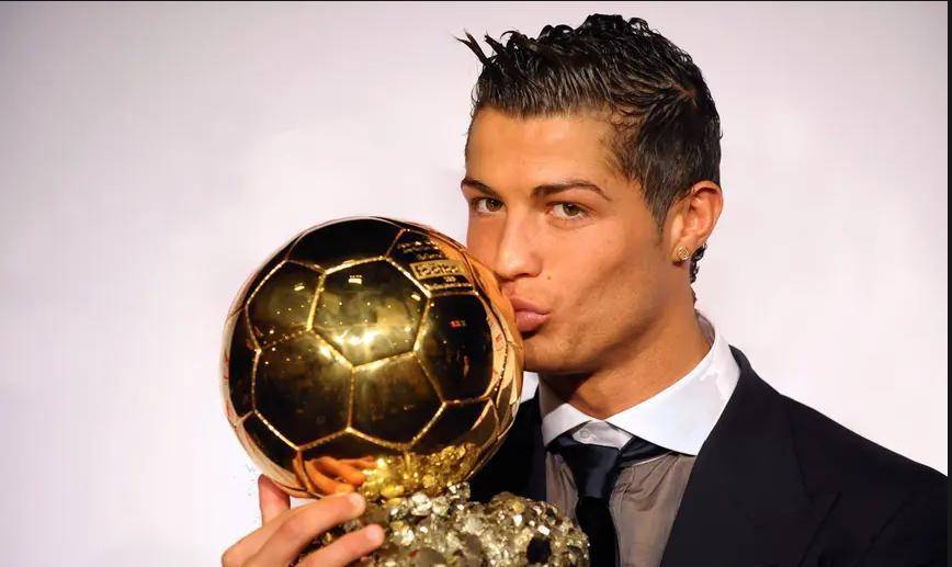 Gallery - ngày 22 tháng 10: Cristiano Ronaldo dẫn đầu bảng xếp hạng Quả bóng vàng mọi thời đại, bỏ xa Messi; truyền thông Bồ Đào Nha công khai tuyên bố rằng các hoạt động thương mại sẽ không được tính vào danh sách vinh danh - image 4
