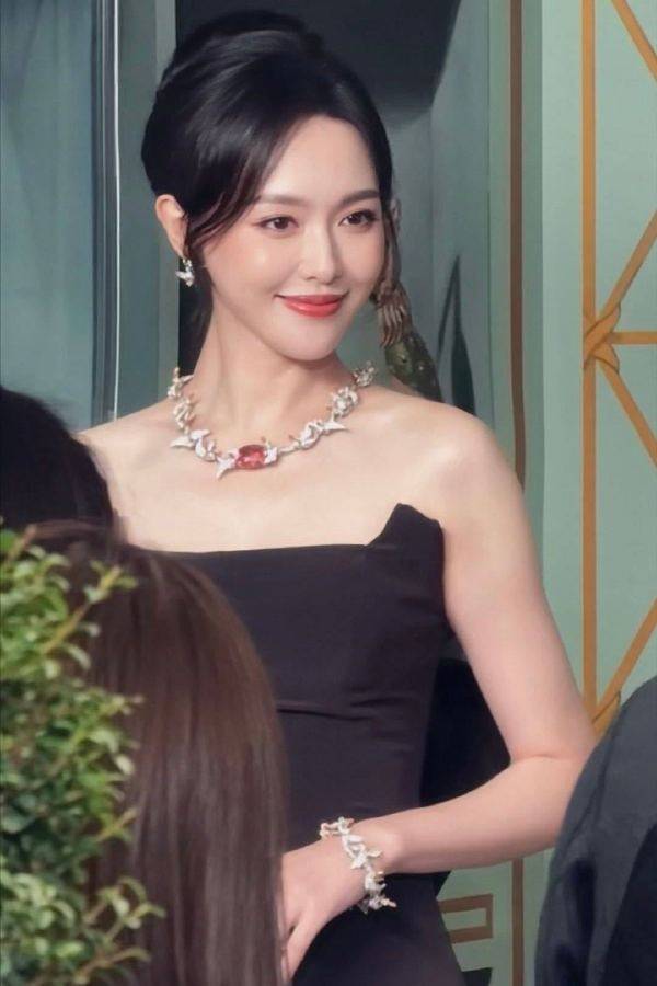 唐嫣穿抹胸黑裙高珠造型优雅明艳！曼妙身材性感撩人