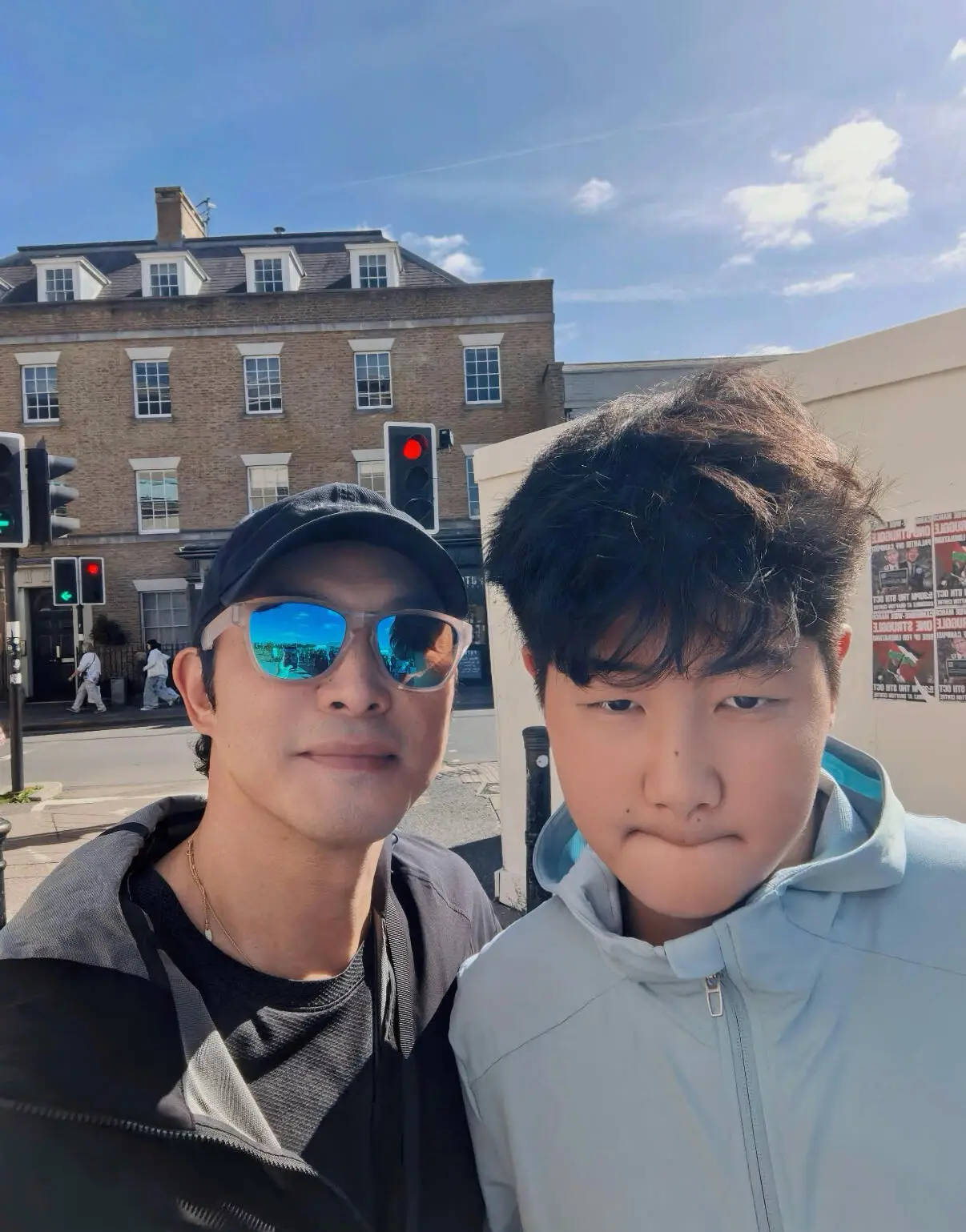 沙溢晒父子旅游照，与12岁小鱼儿合影好温馨 娱图社 · 50分钟前 7图