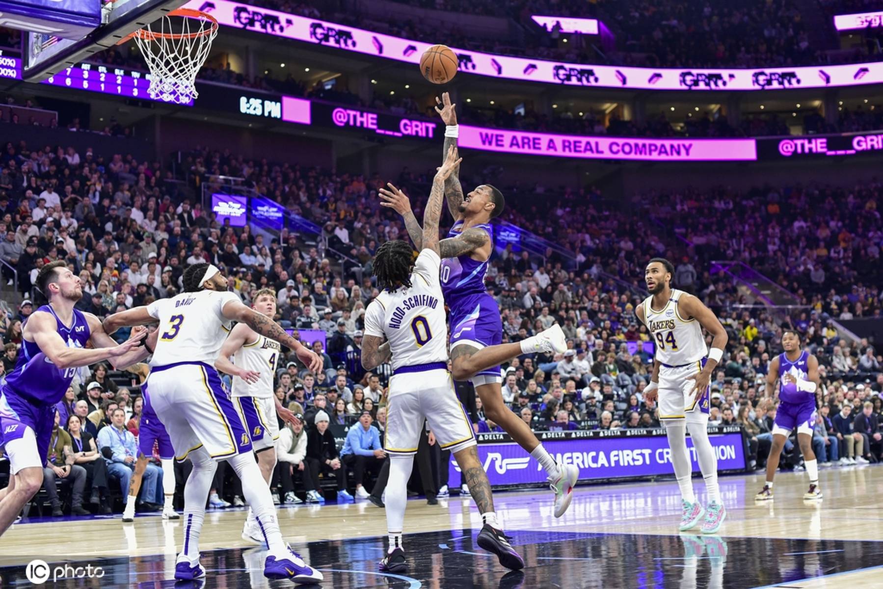 湖人主场逆转击败勇士重返西部前八