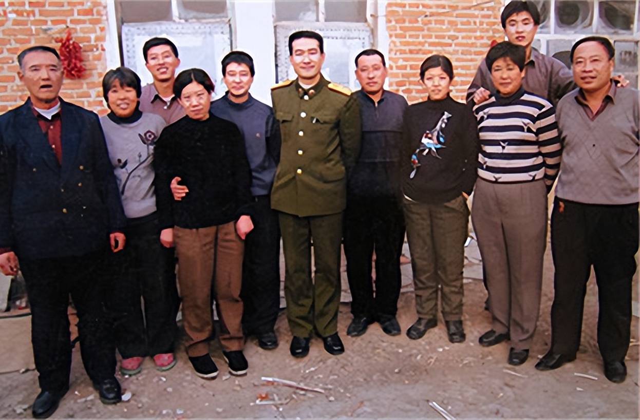 翟志刚结束航空任务回家探亲，却赶上母亲葬礼，抱骨灰盒失声痛哭