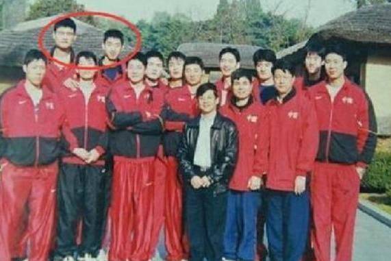 他是姚明昔日队友，因错误治疗瘫痪在床，靠70岁母亲拾荒为生