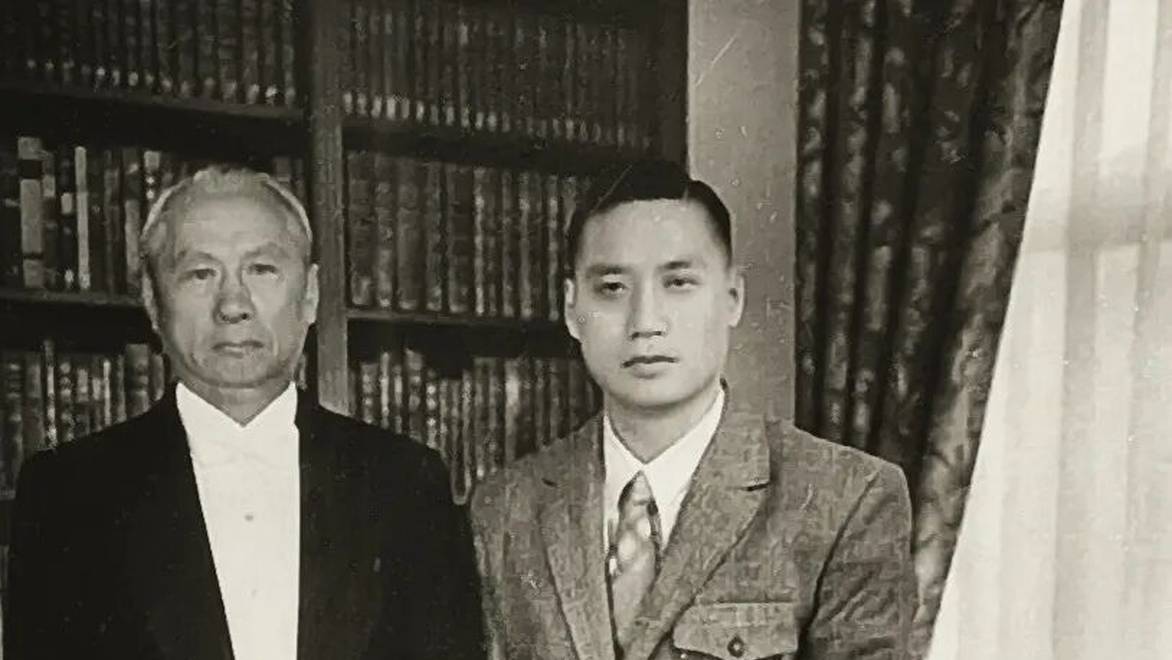“澄定堂”四代藏书入藏上图，其中就有拿破仑终身执政正本