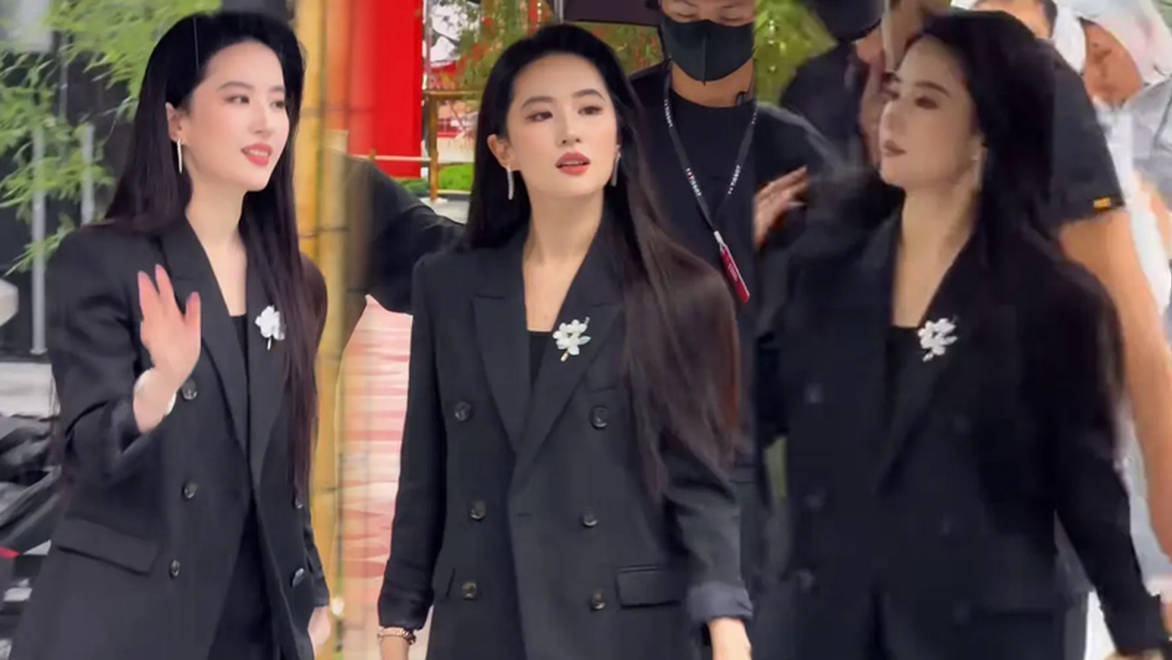 刘亦菲穿黑西装化身女总裁，笑容满面明媚优雅