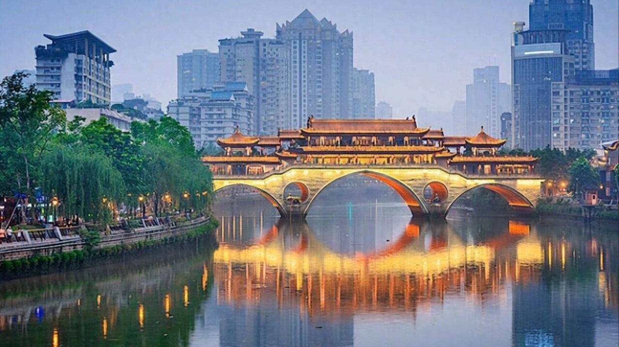 成渝一家亲最动人的不是相似，而是成都的松与重庆的劲