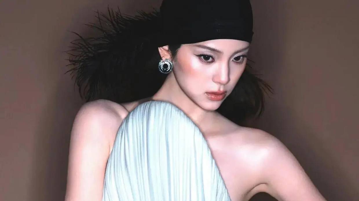 配饰选对＝颜值翻倍！欧阳娜娜红毯封神，复古朋克氛围感拿捏极致
