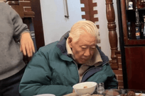 90岁焦晃晚年太反差！和30岁妻子住破旧小区，1天5包烟、穿纸尿裤