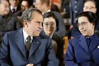 1972年江青和尼克松合影，二人身后的翻译长得真美，她是何人？