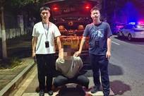 男子零首付买二手保时捷卡宴，为还贷偷三轮车电瓶，被抓时辩称座驾是“小货车”；已被拘留