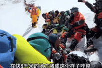 爬珠峰的人都堵了?