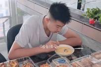 13岁男孩1米95，全网求长高食谱，妈妈说早餐有鸡蛋海参，专家提醒