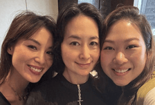 63岁何超琼过母亲节，与干女儿合照瘦了不少，抱着干外孙面容慈祥