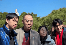 巴黎偶遇陈凯歌夫妇，陈红双手保养的真好，但看脸能看出实际年纪