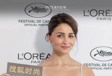 戛纳专访| Alia Bhatt：谁懂啊！戛纳亮相的Alia Bhatt走到哪都把印度文化带在身上，吃饭更是离不开地道印度美食，还坦言艾西瓦娅·雷是自己的榜样，欣赏她这份颜值与实力并存的魅力，更大方分享独家养颜妙招，直言充足睡眠才是最被低估的变美秘诀。Alia Bhatt：走到哪都会把印度文化“带”在身上