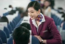 00后空姐，已离职，在街头摆摊