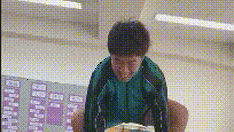 搞笑GIF：女朋友生气，而你又想和她亲热时