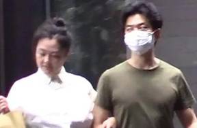 李健夫妇深夜挽臂漫步 轻声交谈画面好美