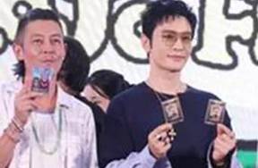 黄晓明陈梦陈冠希同框 现场体验盲盒拆卡