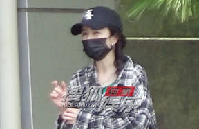 杨幂休闲出街 格子衫配麻花辫减龄元气