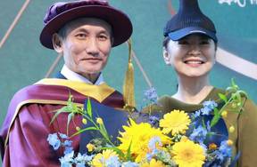 徐克获颁香港演艺学院荣誉博士学位
