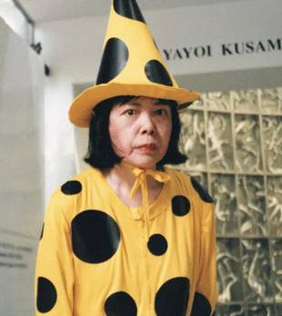 从前卫浪潮到波点女王！97年她仍以艺术谢幕