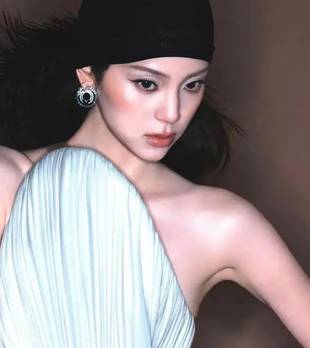 配饰选对＝颜值翻倍！欧阳娜娜红毯封神，复古朋克氛围感拿捏极致
