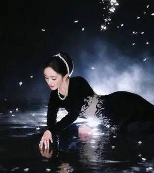 杨幂国风写真美艳动人，一颦一笑尽显成熟魅力，身材颜值依旧封神