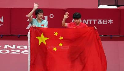组图：亚运-王曼昱4-2孙颖莎女单夺冠 两人举国旗向观众致意
