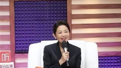 倪萍不愧是美人胚子，穿西装衬衫九分裤优雅高级，气质真的绝了