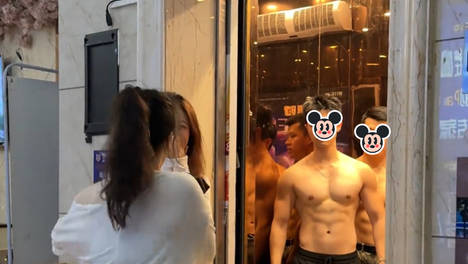 女子想让失恋的闺蜜开心，电梯打开她露出久违的笑容：你太懂我了