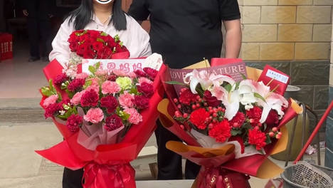 26岁男子表示不想努力了，和46岁的女子订婚，女方还给他10万彩礼