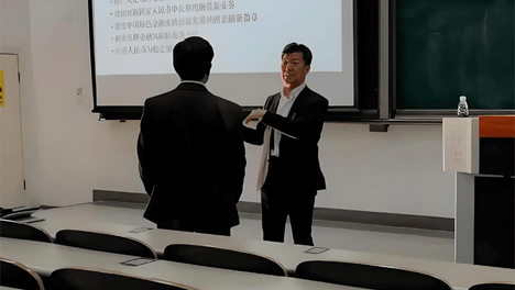 研究生被导师训了3年，答辩当天导师却挺身而出舌战群儒学,这才是学术界最暖的守护！