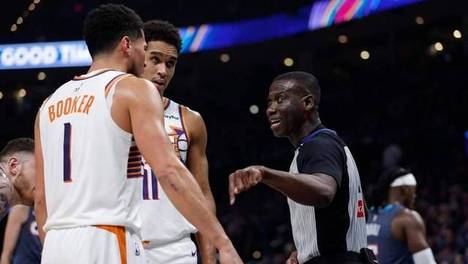 神操作！NBA官方拒不认错！重罚布克3.5万美元+偷偷撤销争议技术犯规！