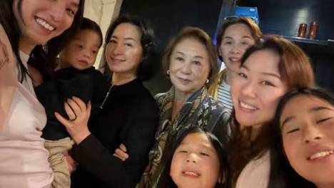 63岁何超琼过母亲节，被干女儿赞“最勤力”女人，她额前有了白发