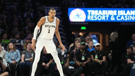 NBA-马刺4-2森林狼进西决 文班亚马争抢篮板球
