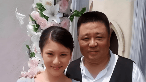 61岁梁冠华近况曝光！娶唐烨生下一对儿女，如今婚姻幸福成人生赢家