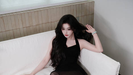 孔雪儿黑色挂脖纱裙搭配长卷发 抬手撩发慵懒柔媚