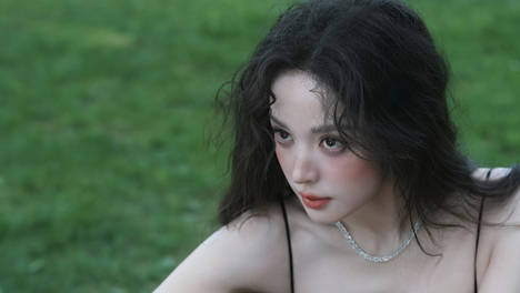 娜扎穿吊带裙身材纤细明媚优雅 露美背又纯又欲
