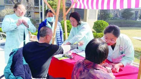 榆次区安宁街道大学城第二社区 中医义诊进小区 健康服务“零距离”