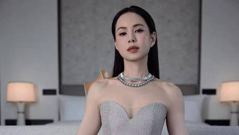 李若彤完全忽略了大婶的年龄，穿紧身抹胸秀傲人身材，气质惊艳