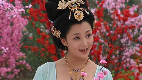 才女招亲出上联：“天字出头为我夫”，书生巧对下联，抱得美人归